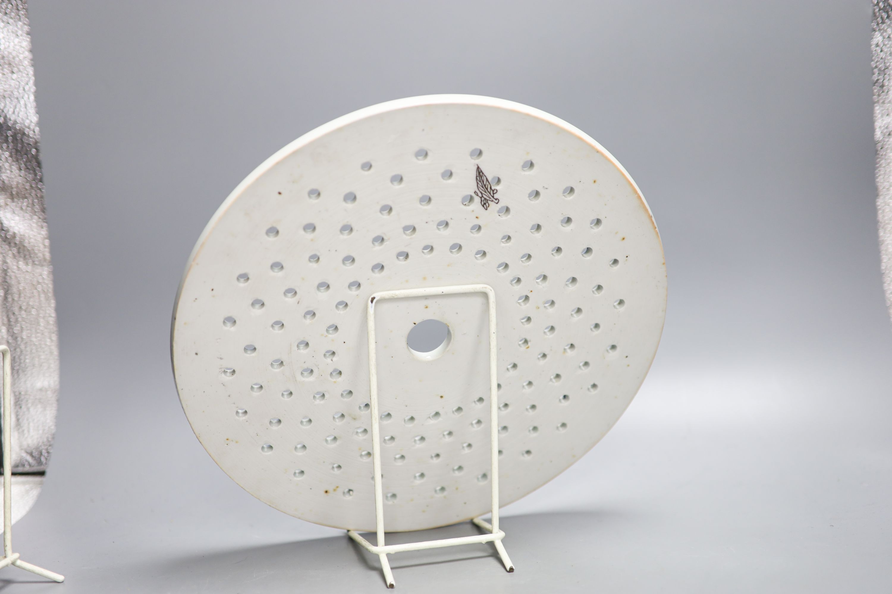 A Chinese blue and white strainer dish and an 18th-century Chinese Imari plate 30cm